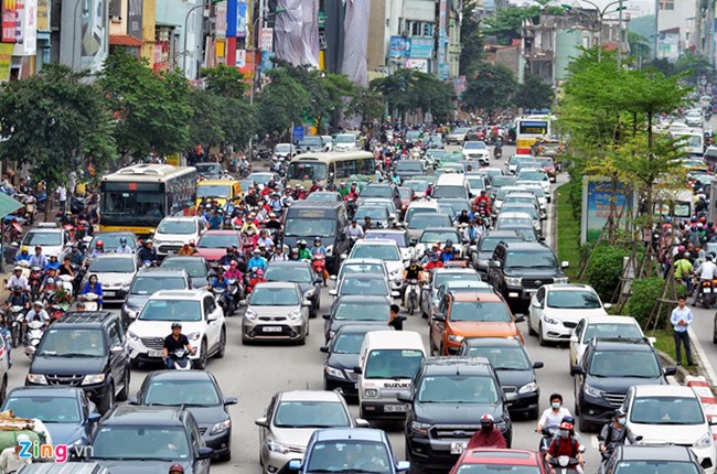 Nghỉ Tết, người dân đổ dồn trên những tuyến đường về quê khiến các hướng ra vào Hà Nội và thành phố Hồ Chí Minh bị ùn tắc kéo dài. Tuy vậy, tại các bến xe tương đối vắng, nhiều xe xuất bến trong tình trạng ế khách (Thời sự chiều 2/2/2019)